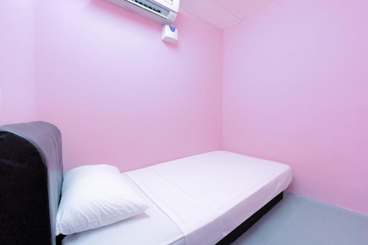 Spot On 90123 Rainbow Guest House George Town Buitenkant foto