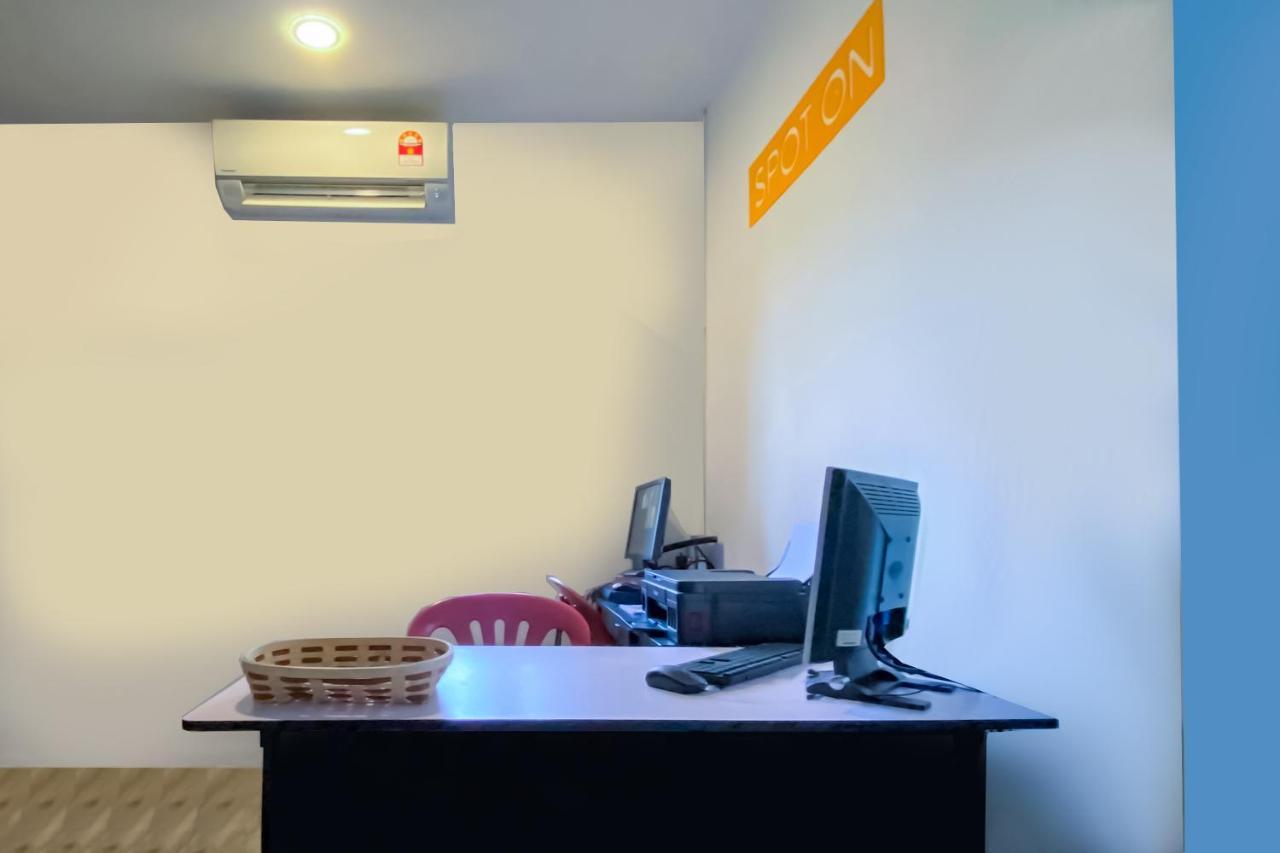Spot On 90123 Rainbow Guest House George Town Buitenkant foto